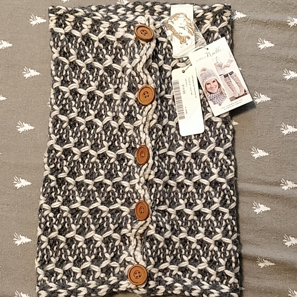 NWT simply Noelle button neck cowl